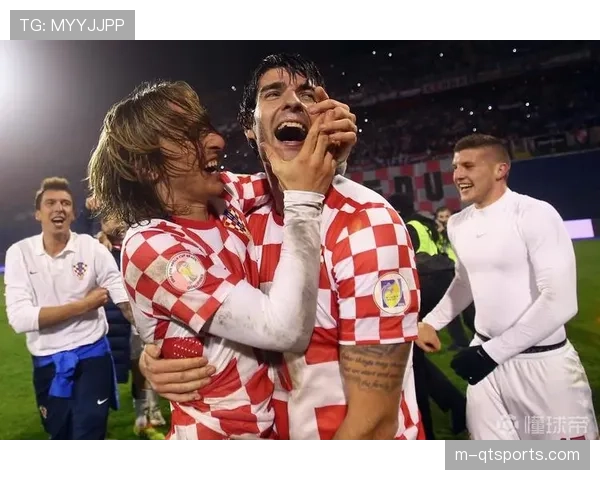 特写:终场哨响,卢顿门将卡明斯基泪洒球场 特写:终场哨响,卢顿门将卡明斯基泪洒球场