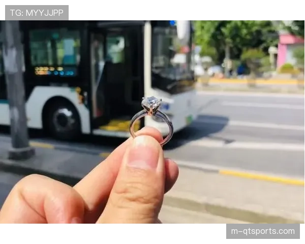 荷兰女排队员赛前热身时捡到观众遗失的戒指 赛后归还